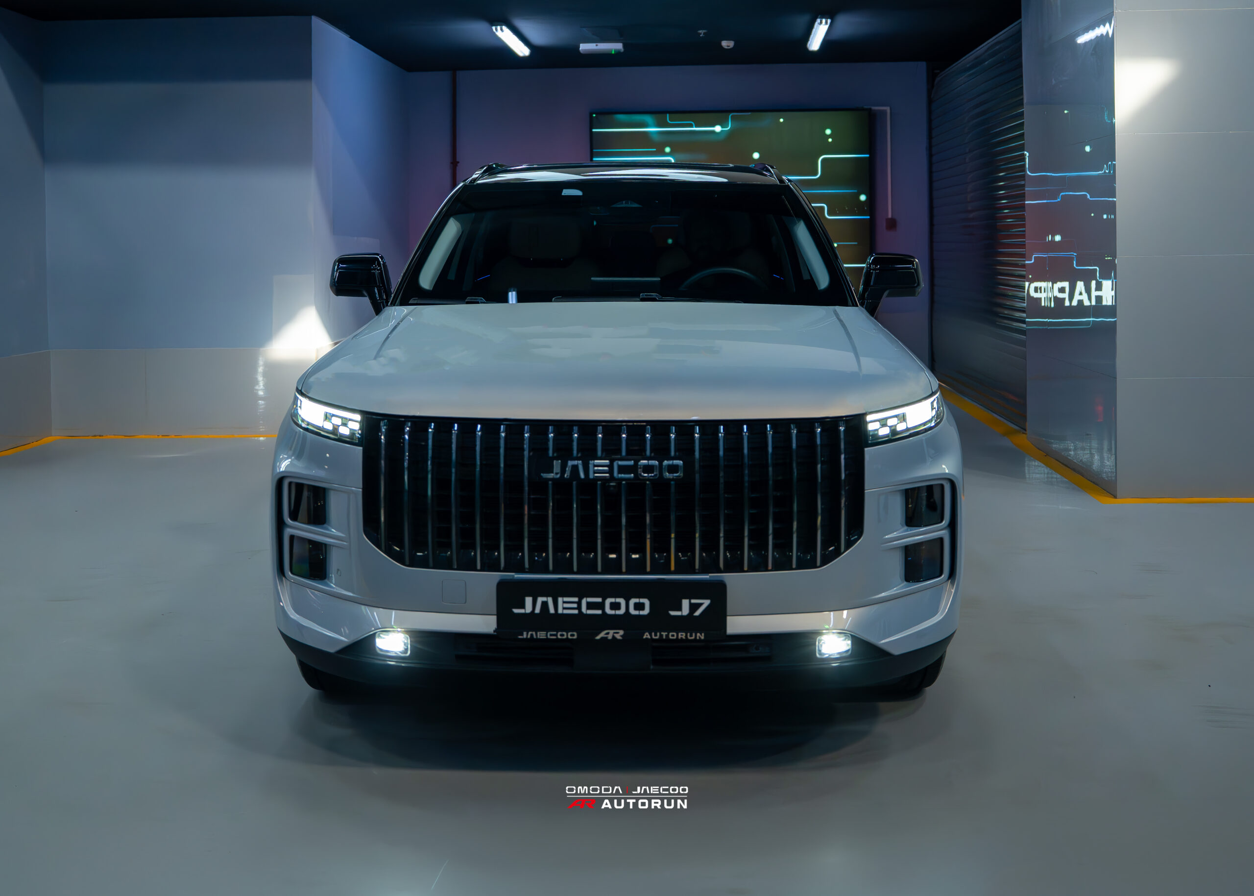 01 Pre-owned 2025 JAECOO J7 Luxury in Moonlight Silver with black roof and 20,000 km mileage.