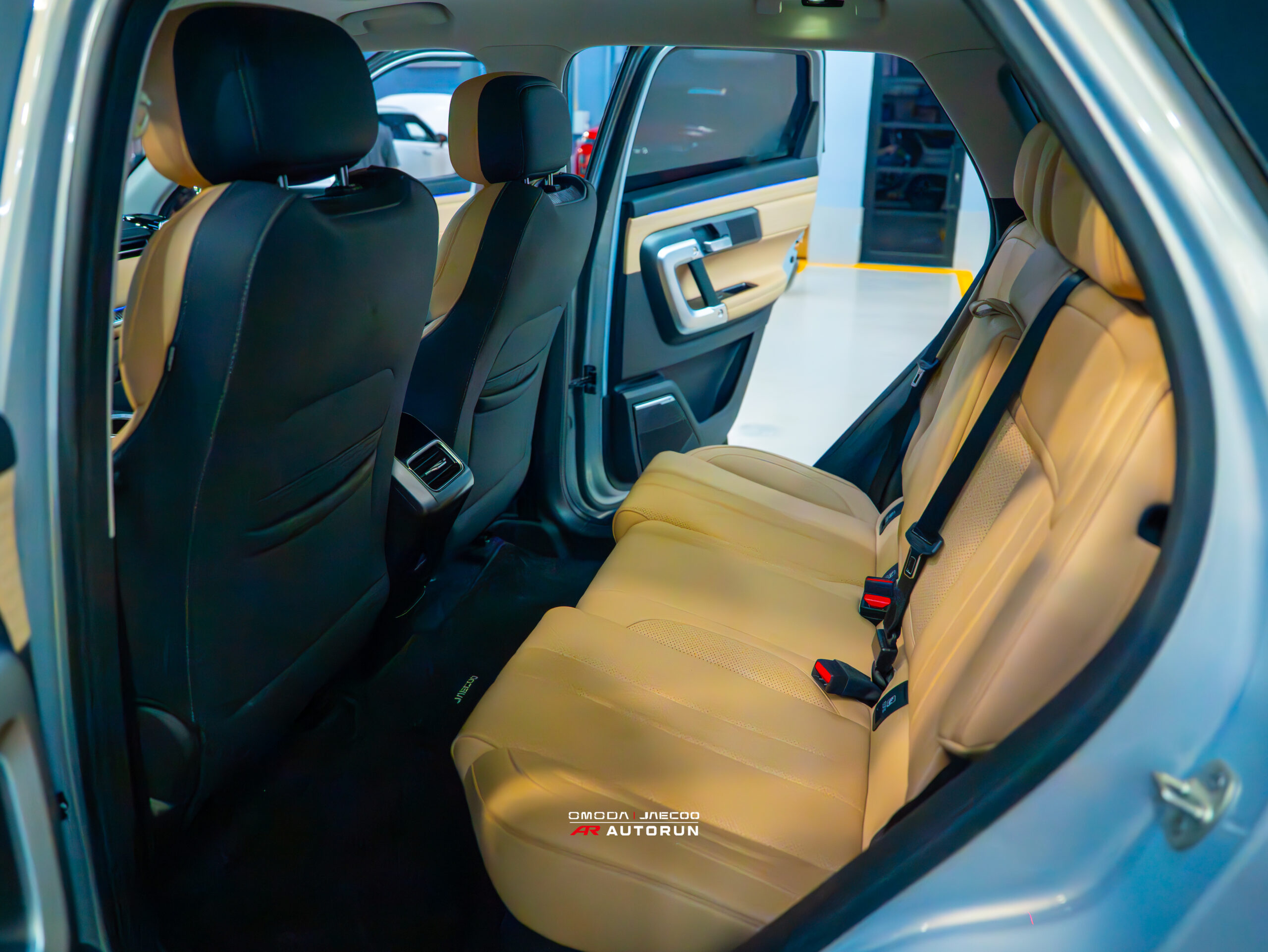 DSC00702 Pre-owned 2025 JAECOO J7 Luxury in Moonlight Silver with black roof and 20,000 km mileage.