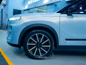Pre-owned 2025 JAECOO J7 Luxury in Moonlight Silver with black roof and 20,000 km mileage.